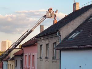 Vyjednavači sedm hodin přesvědčovali muže, aby slezl ze střechy domu v Malešicích.