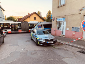 Vyjednavači sedm hodin přesvědčovali muže, aby slezl ze střechy domu v Malešicích.