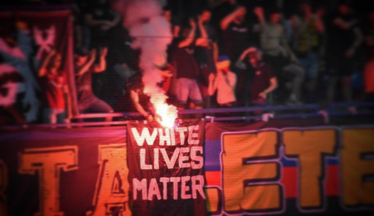 Transparent v kotli Sparťanů.