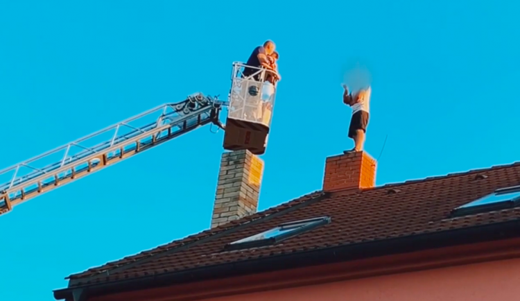 Vyjednavači sedm hodin přesvědčovali muže, aby slezl ze střechy domu v Malešicích.