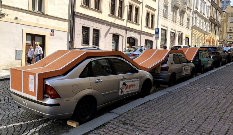 Na Žižkově lidé běhají po autech. Žádný vandalismus, jen umělecký festival