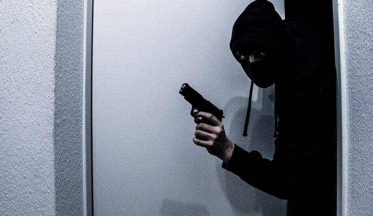 Do skladu v Ostroměři se někdo vloupal a ukradl trezor s penězi