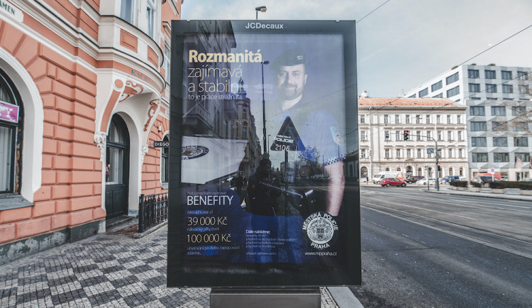 Ze strážníků se stala druhá dopravní policie, stěžuje si starosta Prahy 8. Žádá více hlídek kolem stanic metra