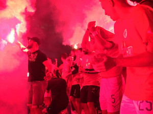 FOTO: Hotovo dvacet! Slávisté slavili zisk dvacátého titulu kvůli koronaviru před stadionem