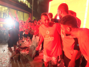 FOTO: Hotovo dvacet! Slávisté slavili zisk dvacátého titulu kvůli koronaviru před stadionem