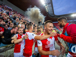 FOTO: Hotovo dvacet! Slávisté slavili zisk dvacátého titulu kvůli koronaviru před stadionem