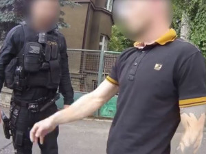 VIDEO: Policisté zastavili zfetovaného muže bez řidičáku v kradeném autě, kde měl drogy a zbraně