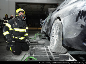 Požár hybridního BMW v Čestlicích. Luxusní automobil musí hasiči ochlazovat několik dní.
