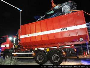 Požár hybridního BMW v Čestlicích. Luxusní automobil musí hasiči ochlazovat několik dní.