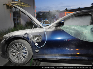 Požár hybridního BMW v Čestlicích. Luxusní automobil musí hasiči ochlazovat několik dní.