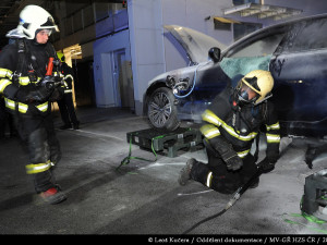 Požár hybridního BMW v Čestlicích. Luxusní automobil musí hasiči ochlazovat několik dní.