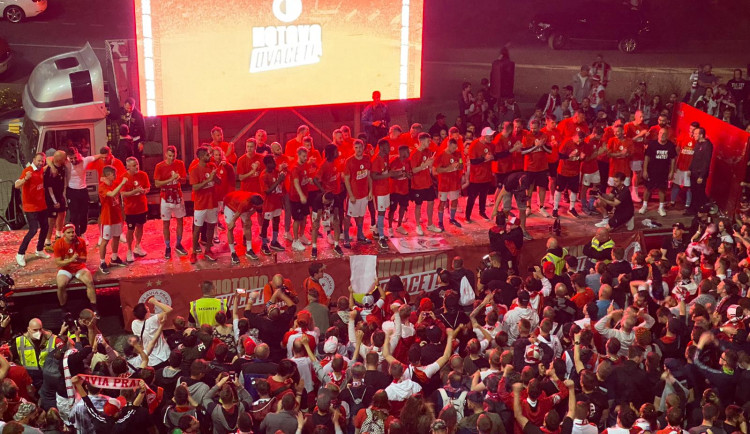 FOTO: Hotovo dvacet! Slávisté slavili zisk dvacátého titulu kvůli koronaviru před stadionem