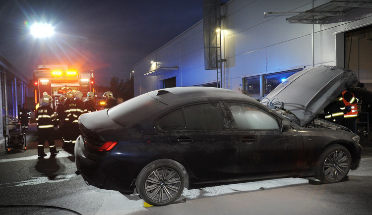 Požár hybridního BMW v Čestlicích. Luxusní automobil musí hasiči ochlazovat několik dní.