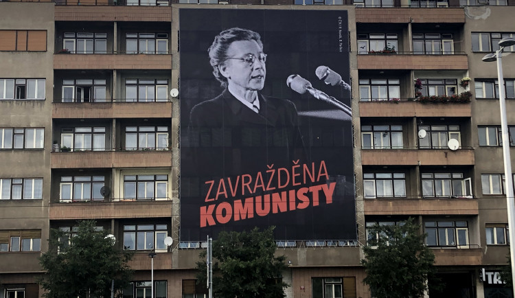 „Zavražděna komunisty.“ V Praze visí velkoplošné vizuály s Miladou Horákovou