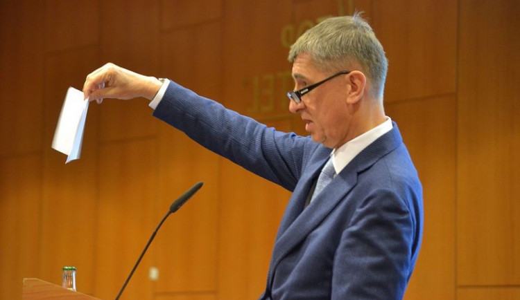 Babiš získal anticenu Zelená perla za výrok „My chceme znovu motýle. A ty včely mají rády tu řepku“