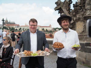 515 metrů dlouhý stůl s bílým ubrusem na Karlově mostě. V úterý bude Prostřený most
