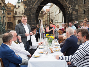 515 metrů dlouhý stůl s bílým ubrusem na Karlově mostě. V úterý bude Prostřený most