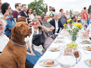 515 metrů dlouhý stůl s bílým ubrusem na Karlově mostě. V úterý bude Prostřený most