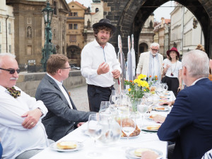 515 metrů dlouhý stůl s bílým ubrusem na Karlově mostě. V úterý bude Prostřený most