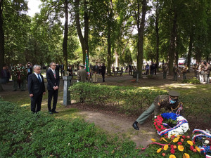 Bývalí političtí vězni si na hřbitově v Ďáblicích připomněli oběti komunistického režimu