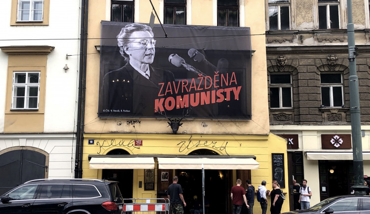 VIDEO: Prahou zněla audio koláž z procesu s Miladou Horákovou