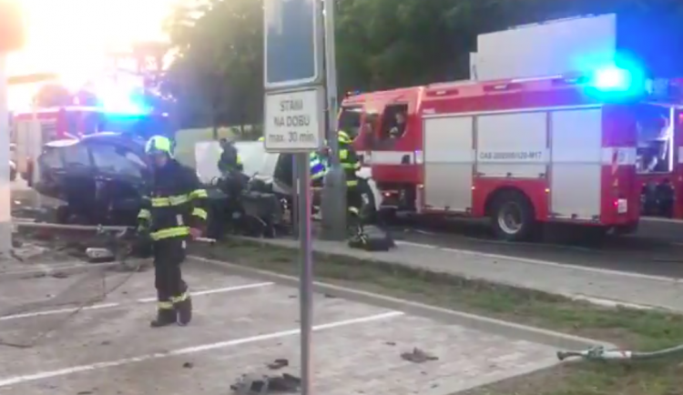 V Praze zemřel řidič osobního auta po nárazu do sloupu.