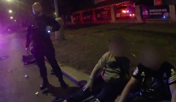 Policisté naháněli ujíždějícího taxikáře, v první zatáčce havaroval.