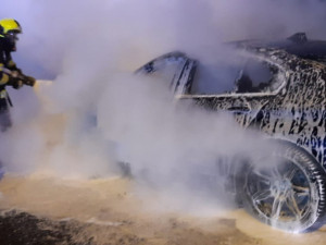 FOTO: Na Rozvadovské spojce hořelo auto kvůli technické závadě. Plameny ho zcela zničily