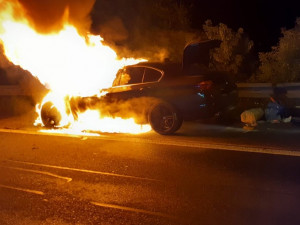 FOTO: Na Rozvadovské spojce hořelo auto kvůli technické závadě. Plameny ho zcela zničily