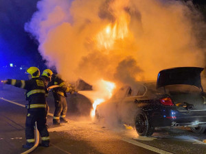 FOTO: Na Rozvadovské spojce hořelo auto kvůli technické závadě. Plameny ho zcela zničily