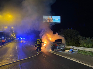 FOTO: Na Rozvadovské spojce hořelo auto kvůli technické závadě. Plameny ho zcela zničily