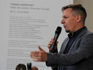 Kurátor Martin Dostál: Těší mě, že jsem mohl udělat výstavu Tomáše Císařovského ve slavné Zámecké jízdárně Alšovy jihočeské galerie