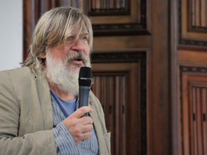 Kurátor Martin Dostál: Těší mě, že jsem mohl udělat výstavu Tomáše Císařovského ve slavné Zámecké jízdárně Alšovy jihočeské galerie