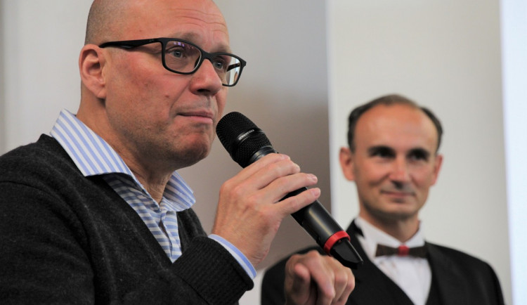 Kurátor Martin Dostál: Těší mě, že jsem mohl udělat výstavu Tomáše Císařovského ve slavné Zámecké jízdárně Alšovy jihočeské galerie