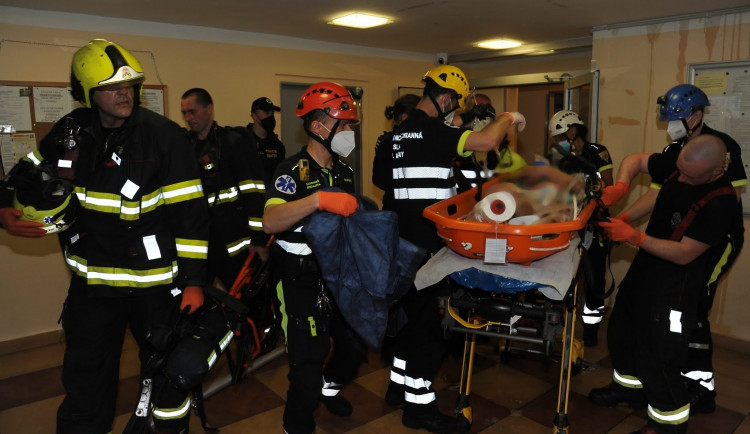 FOTO: Na Žižkově hořel byt. Hasiči evakuovali 57 lidí. Jedna kočka požár nepřežila