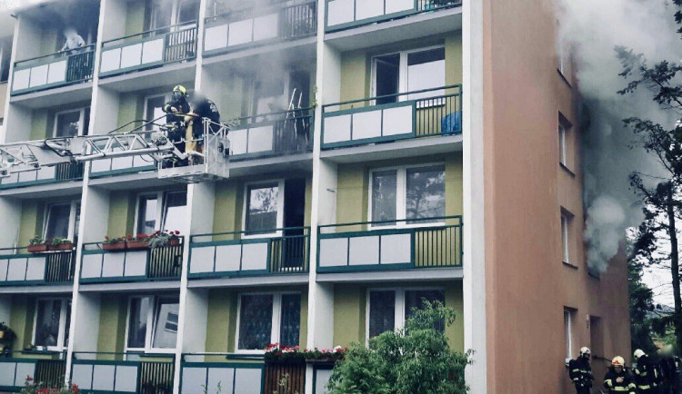 FOTO: V Žabovřeskách dnes ráno hořel bytový dům. Hasiči evakuovali 18 lidí a zachránili kočku