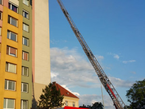 FOTO: Na Žižkově hořel byt. Hasiči evakuovali 57 lidí. Jedna kočka požár nepřežila