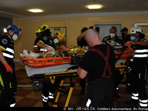 FOTO: Na Žižkově hořel byt. Hasiči evakuovali 57 lidí. Jedna kočka požár nepřežila