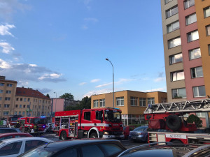 FOTO: Na Žižkově hořel byt. Hasiči evakuovali 57 lidí. Jedna kočka požár nepřežila