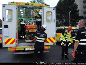 FOTO: Na Žižkově hořel byt. Hasiči evakuovali 57 lidí. Jedna kočka požár nepřežila