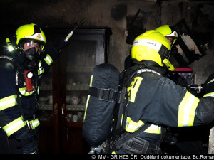 FOTO: Na Žižkově hořel byt. Hasiči evakuovali 57 lidí. Jedna kočka požár nepřežila