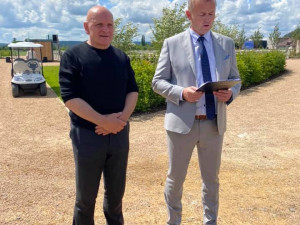 FOTO: Chuchle Arena Praha má novou dominantu. Je jí sedmimetrový ocelový žralok