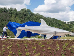 FOTO: Chuchle Arena Praha má novou dominantu. Je jí sedmimetrový ocelový žralok