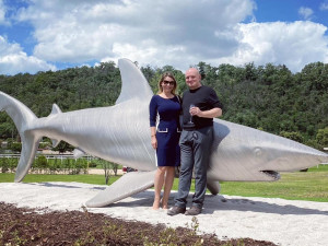 FOTO: Chuchle Arena Praha má novou dominantu. Je jí sedmimetrový ocelový žralok