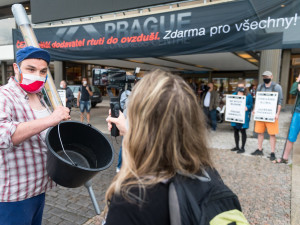 Demonstranti před valnou hromadou ČEZ uspořádali happening.