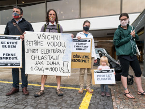 Demonstranti před valnou hromadou ČEZ uspořádali happening.