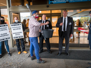 Demonstranti před valnou hromadou ČEZ uspořádali happening.