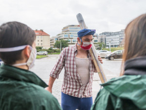 Demonstranti před valnou hromadou ČEZ uspořádali happening.