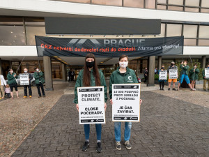 Demonstranti před valnou hromadou ČEZ uspořádali happening.