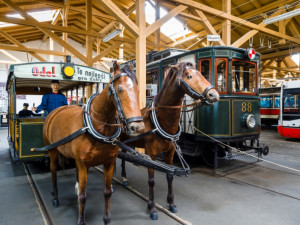FOTO: Muzeum MHD nabízí jedinečný hudební zážitek. Poslechněte si vážnou hudbu mezi vozidly